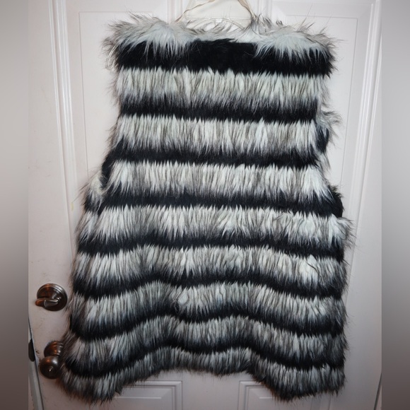 SIGNATURE STUDIO FAUX FUR SLEEVELESS VEST NWT SIZE SMALL - Picture 3 of 3